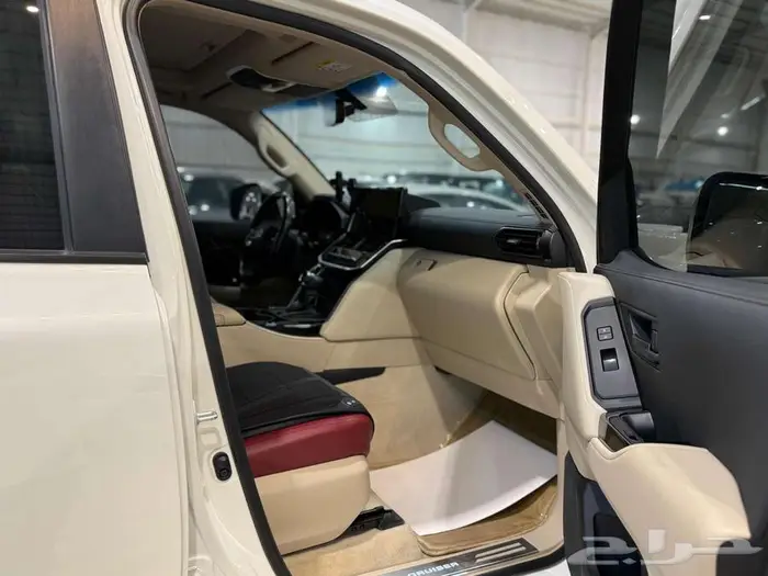 لاندكروزر GXR 3 بنزين 2023 نظيف مضمون وممشى قليل 12