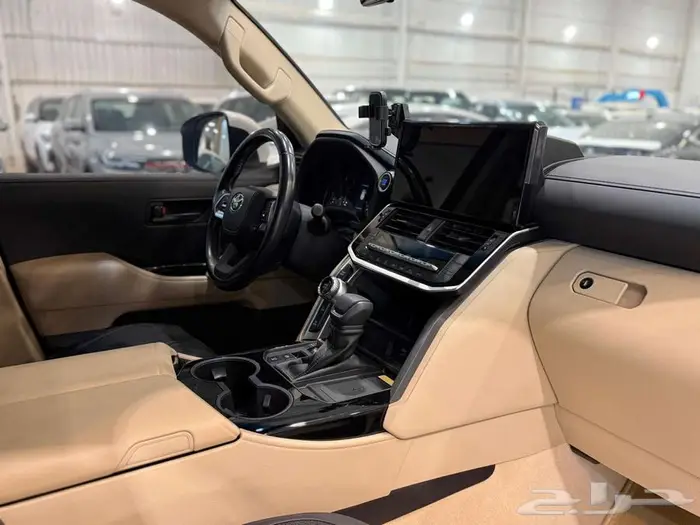 لاندكروزر GXR 3 بنزين 2023 نظيف مضمون وممشى قليل 7