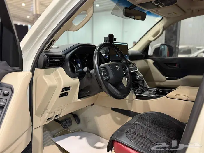 لاندكروزر GXR 3 بنزين 2023 نظيف مضمون وممشى قليل 9