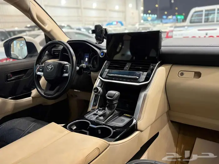 لاندكروزر GXR 3 بنزين 2023 نظيف مضمون وممشى قليل 6