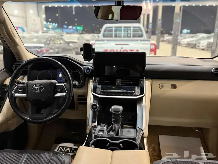 لاندكروزر GXR 3 بنزين 2023 نظيف مضمون وممشى قليل 4
