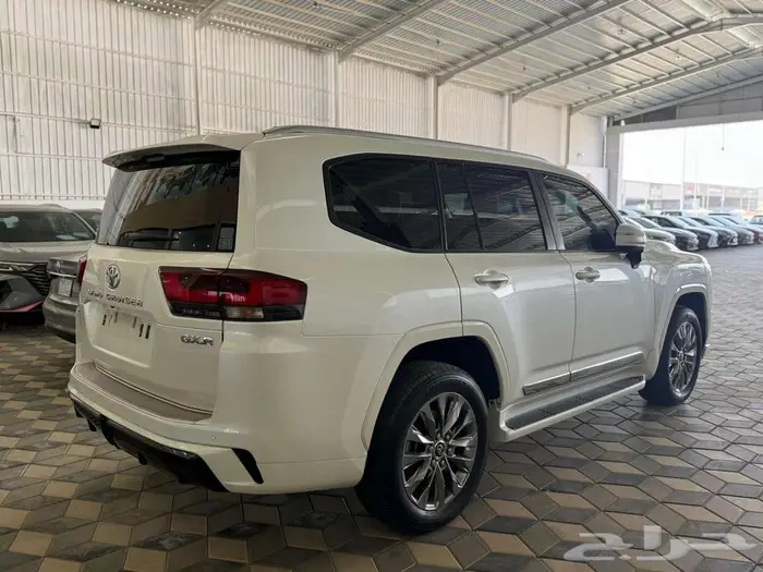 لاندكروزر GXR 3 بنزين 2023 نظيف مضمون وممشى قليل 14