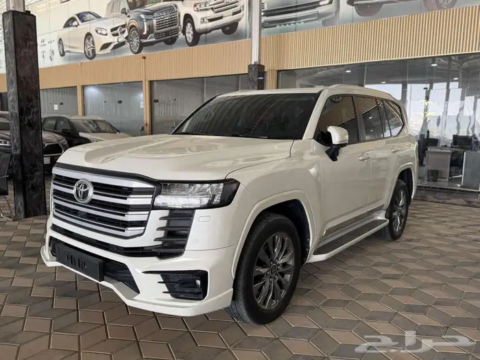 لاندكروزر GXR 3 بنزين 2023 نظيف مضمون وممشى قليل 3