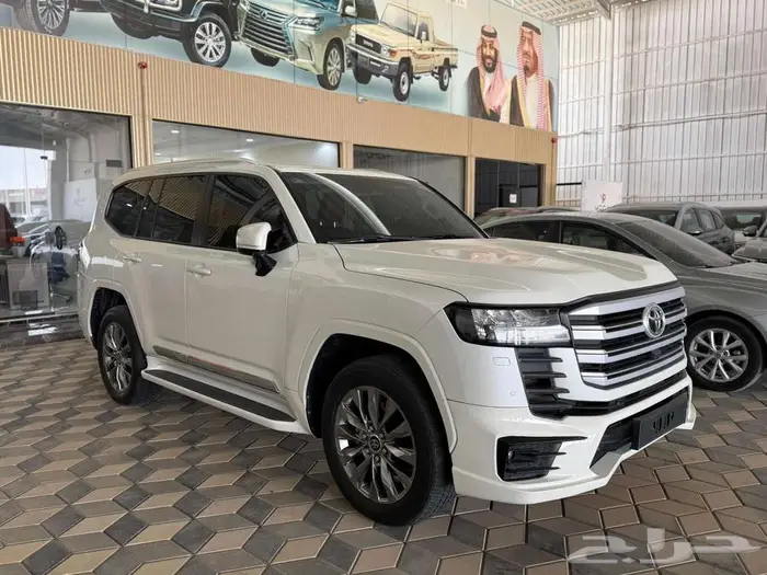 لاندكروزر GXR 3 بنزين 2023 نظيف مضمون وممشى قليل 2