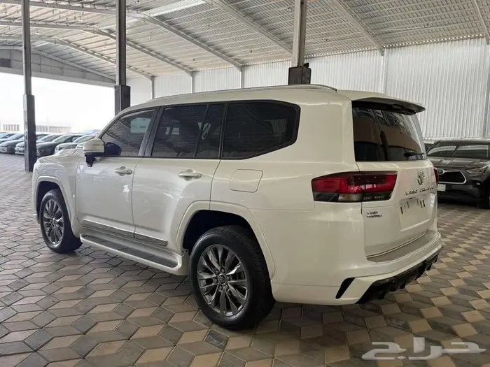 لاندكروزر GXR 3 بنزين 2023 نظيف مضمون وممشى قليل 13