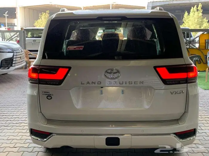 تويوتا لاندكروزر VXR بنزين فل كامل موديل 2023 5