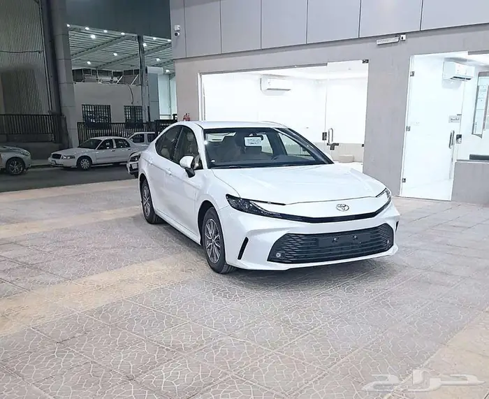 كامري E ستاندر ابيض سعودي بنزين 2025 1