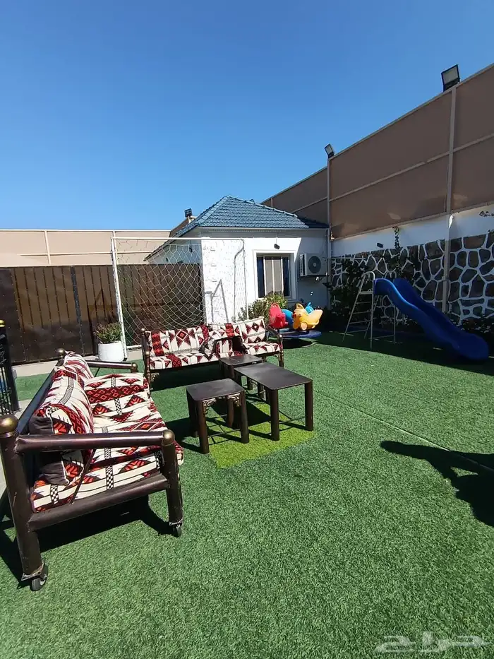 مسبح راحة واستراحة وشاليه وملعب كرة قدم 7