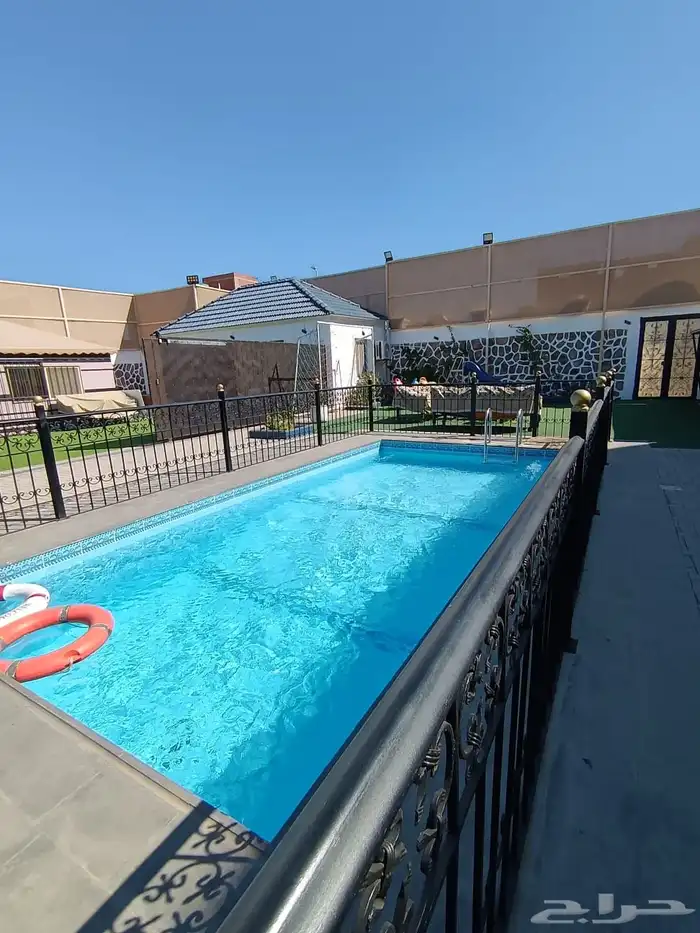 مسبح راحة واستراحة وشاليه وملعب كرة قدم 2