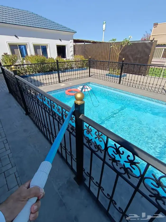 مسبح راحة واستراحة وشاليه وملعب كرة قدم 16