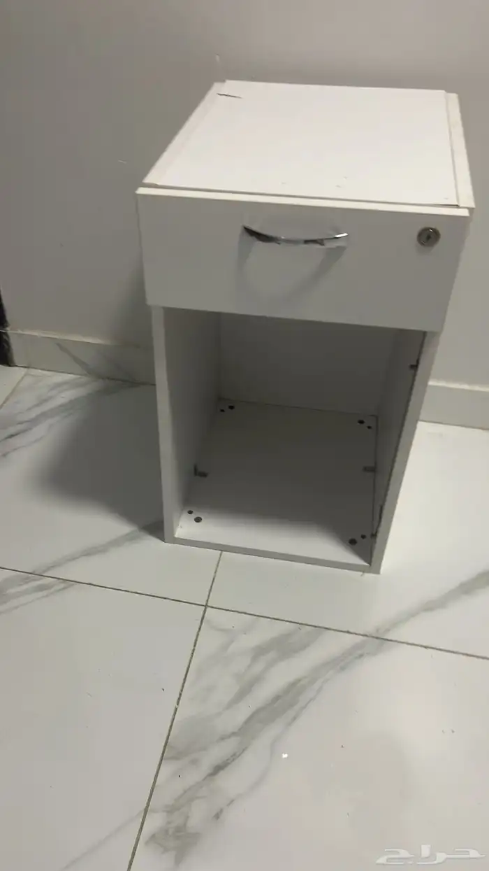 كومدينه لون ابيض 2