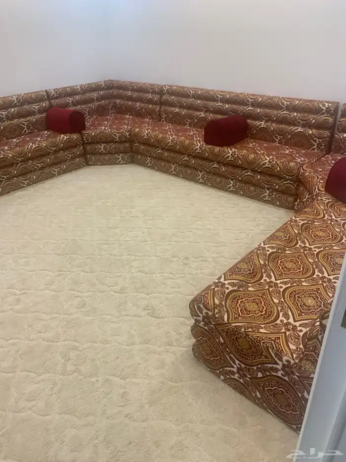 كنب 7 اشخاص   و كنب متصل احمر 3 زوايا تقريبا 6 4   ظهريات 6