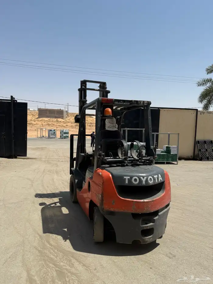 للبيع رافعة 2.5 طنين ونص بحالة جيدة بنزين 1
