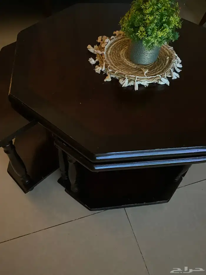 طاولة للبيع معاها 4 خدمة 0