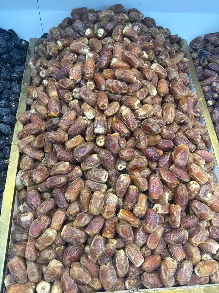 عجوة المدينة تمر بالامانة والذمة امي الله يحفظها تاكل منه 1