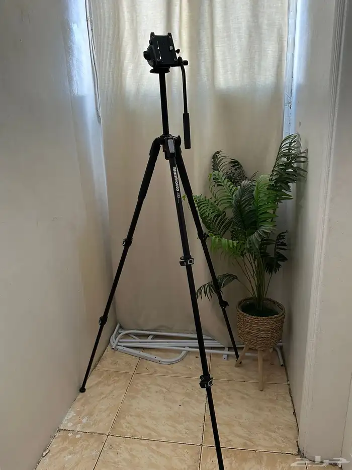 للبيع  ترايبود Manfrotto 190 pro 3 مع راس فيديو MVH500AH 1