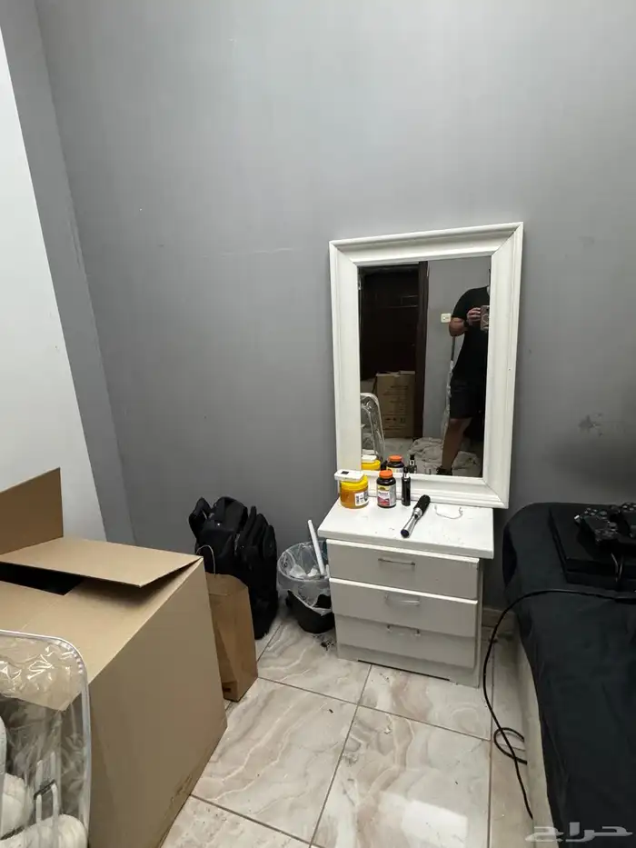 غرفة نوم و طاولات و كنب و جهاز رياضي 3