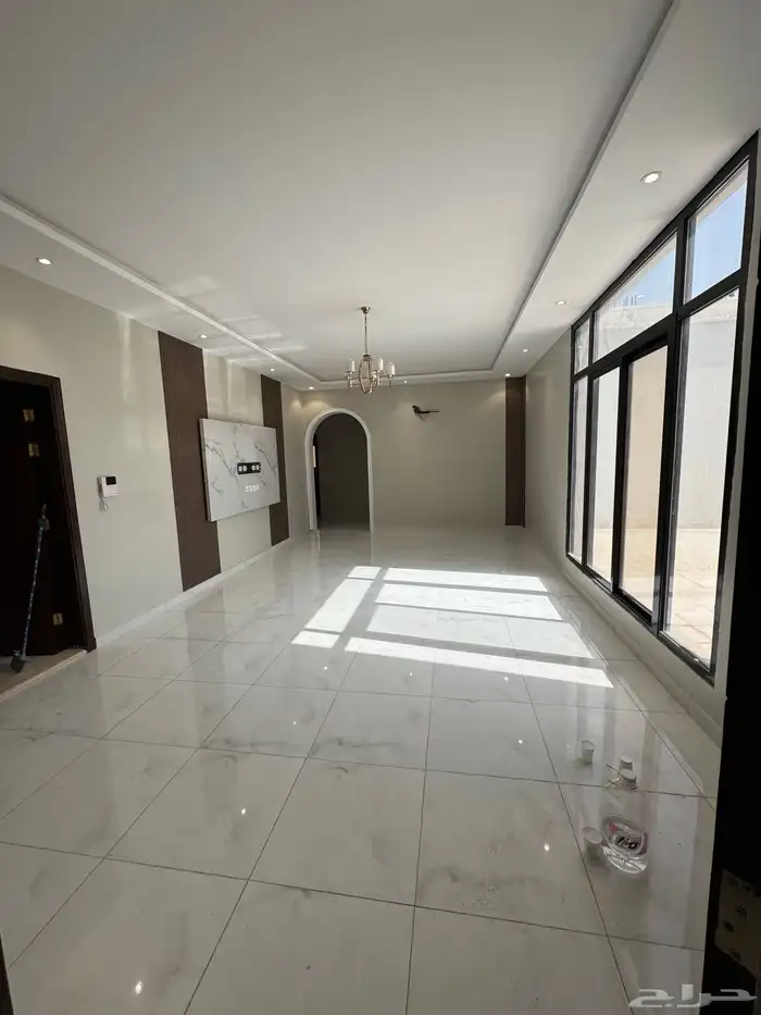 شقه روف للايجار بحي الصالحيه 10