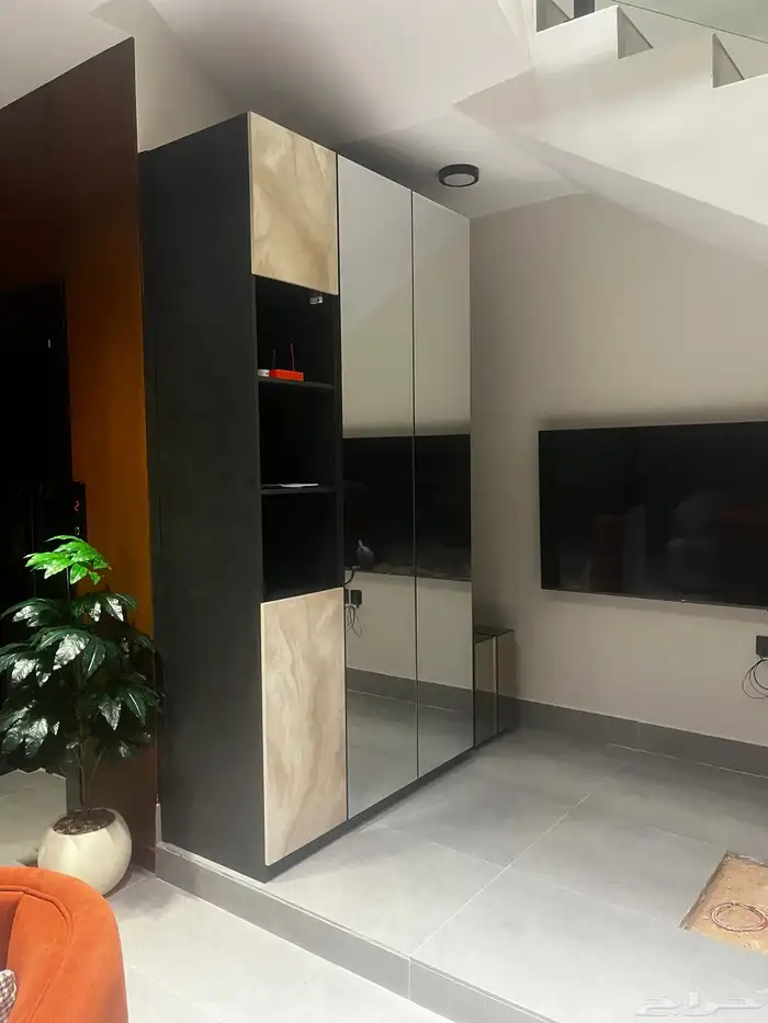 دولاب عبايات مع رفوف 2