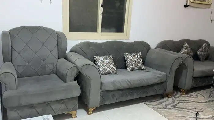 كنب مكون من خمس قطع   وطاوله دائري  وطاوله مربع مع 4 خدمه 0