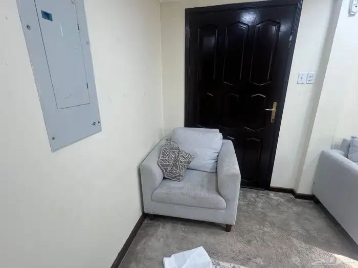 طاولة طعام واربع كراسي وكنب مستخدم 2