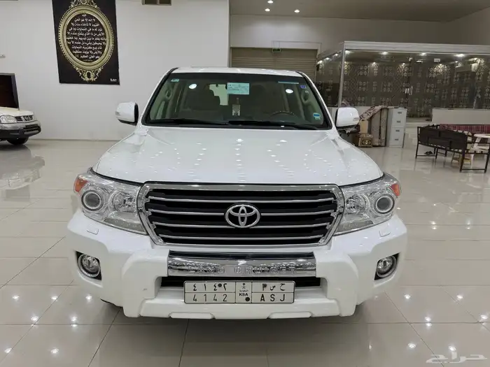 لاندكروزر 2014 GXR فل كامل 8 سلندر ( مالك اول ) سعودي 37