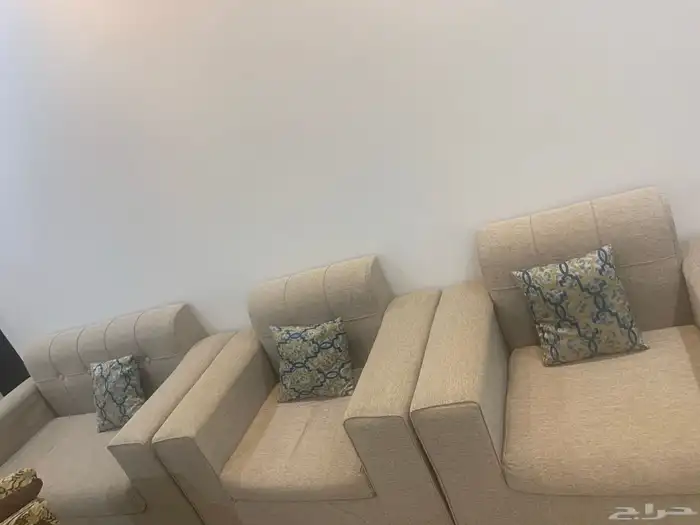 كنب 7 اشخاص   و كنب متصل احمر 3 زوايا تقريبا 6 4   ظهريات 1