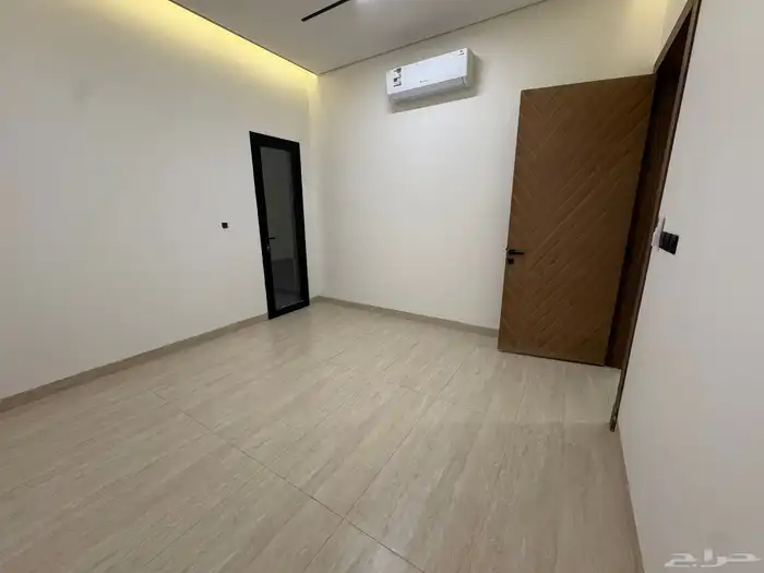 للإيجار دور أرضي بحي العارض جديد لم يسكن 18