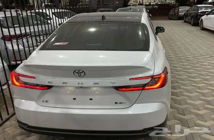 تويوتا كامري LE هايبرد 2025 اصفار 12