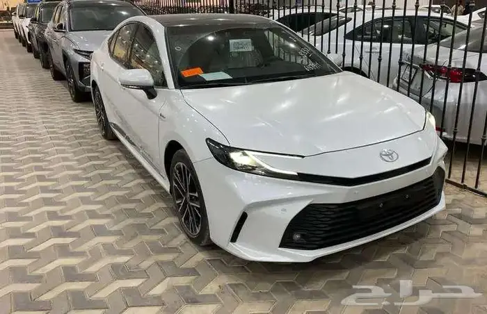 تويوتا كامري LE هايبرد 2025 اصفار 2
