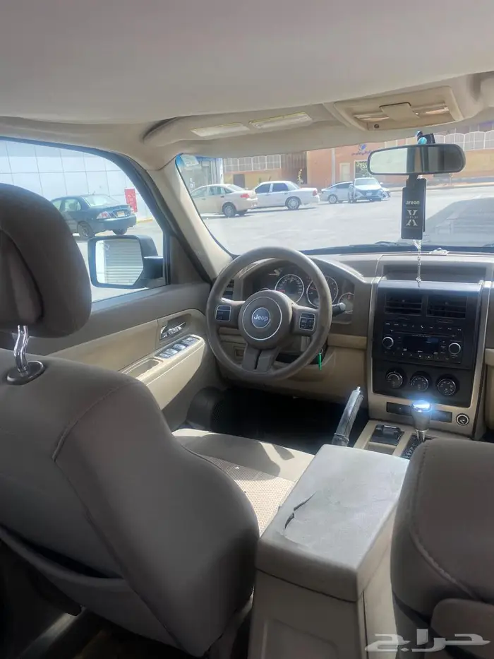للبيع جيب شروكي ليبرتي 2012 V6 8