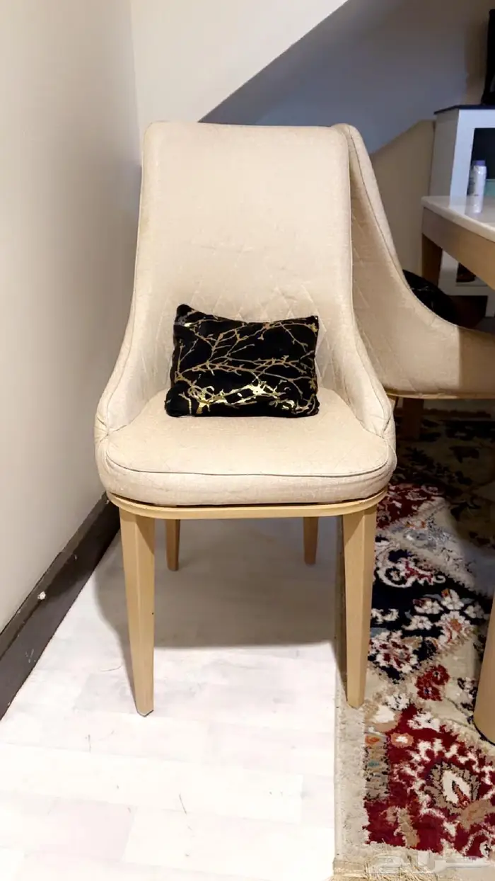 طاولة طعام شبهه الجديد استخدام نظيف 1