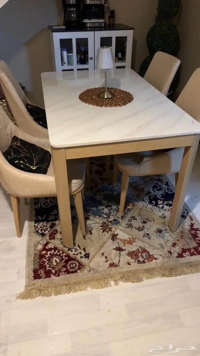 طاولة طعام شبهه الجديد استخدام نظيف 0