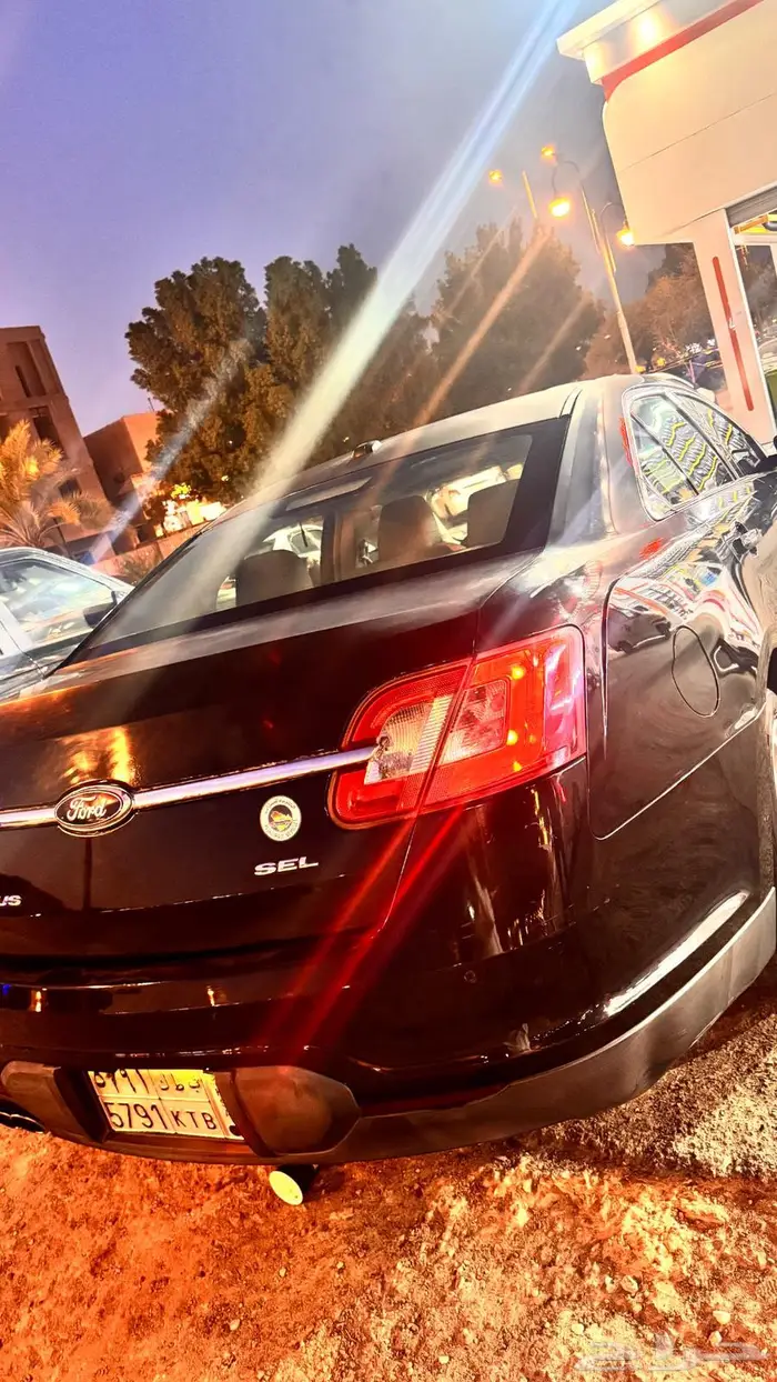 Ford Taurus 2011 4