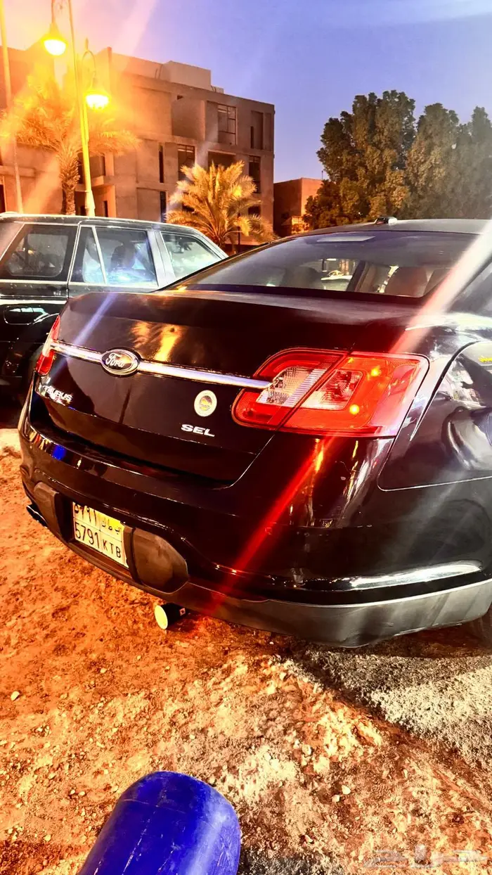 Ford Taurus 2011 3
