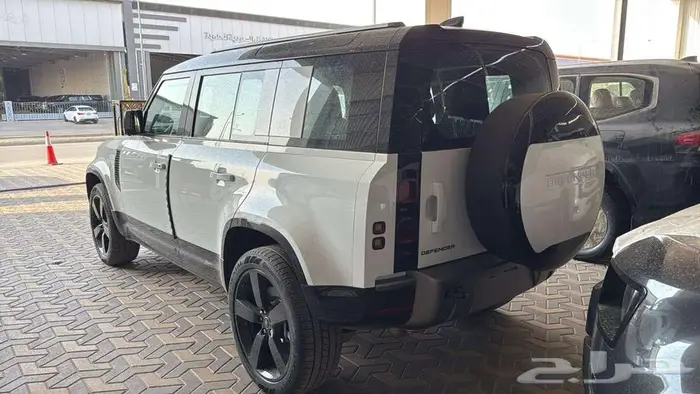 لاندروفر - ديفندر HSE V6 موديل 2025 9