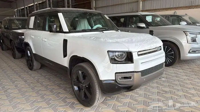 لاندروفر - ديفندر HSE V6 موديل 2025 4