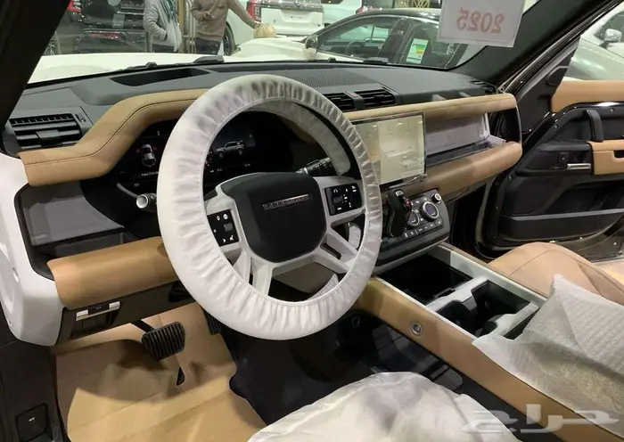 لاندروفر - ديفندر HSE V6 موديل 2025 11