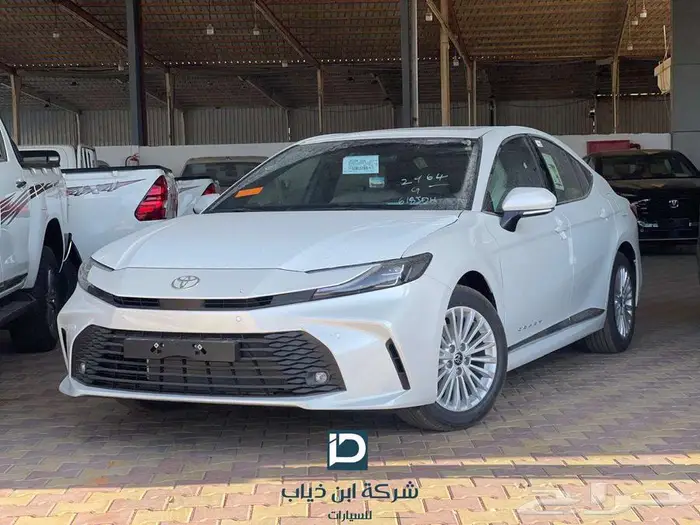 تويوتا كامري فئة LE لدي شركة ابن ذياب للسيارات 0
