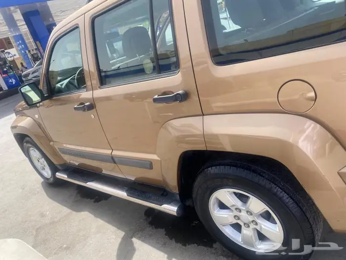 للبيع جيب شروكي ليبرتي 2012 V6 12