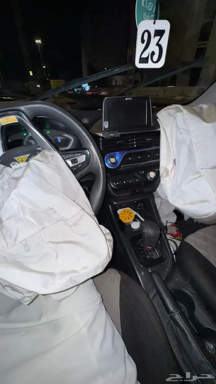 للبيع بحالتها السياره نضيفه فيها بس ارباق و الجهه اليسار 1