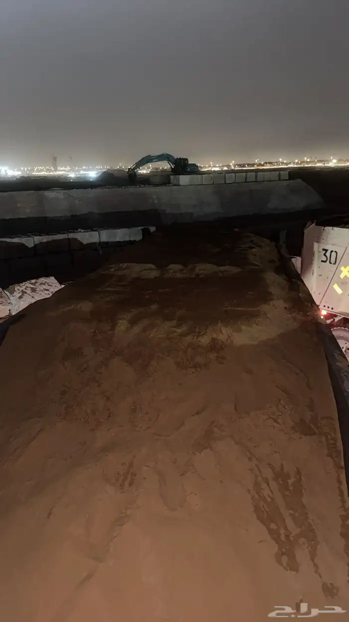 نقل رمل (أحمر وأبيض وبحص) أو العمل بالأيجار اليومي 1