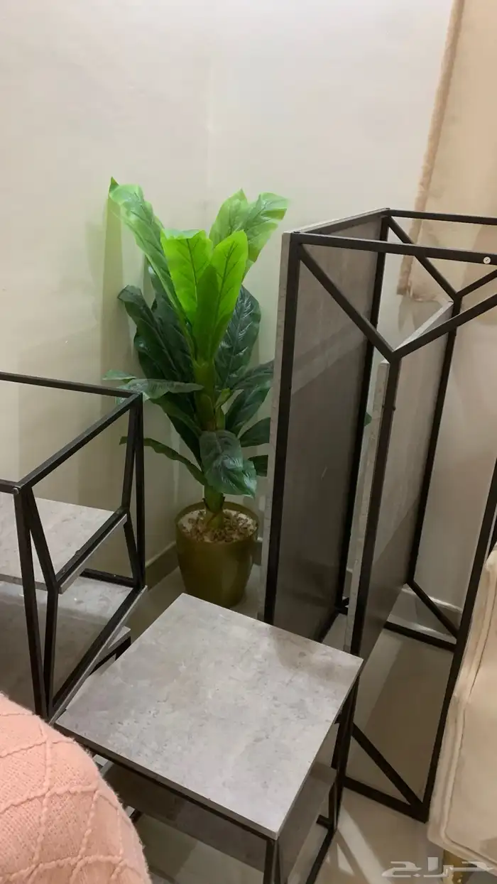كنب يكفي ثمنيه اشخاص نضيف مع اربع طاولات ووحده كبيره 4