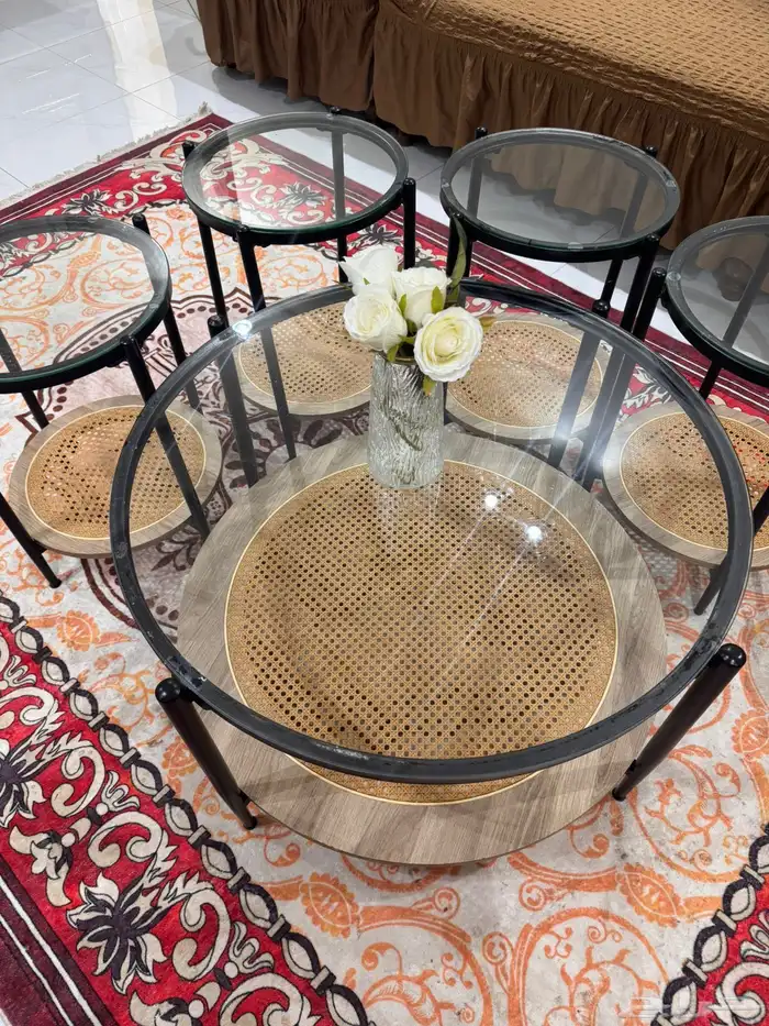 طاولة و الستار 0