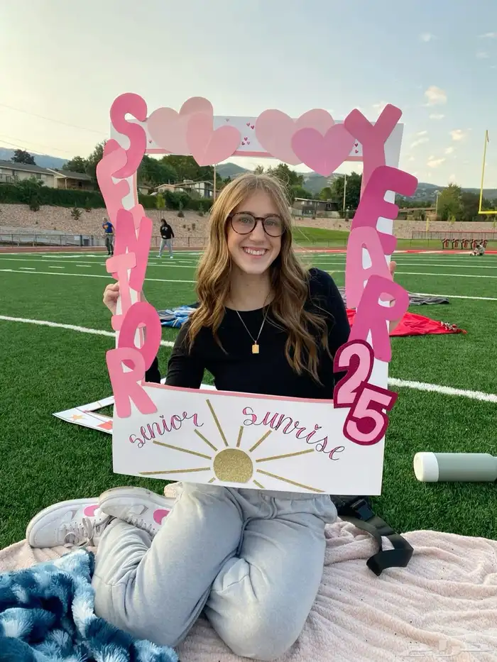 تصميم للسينيور الخريجين 1