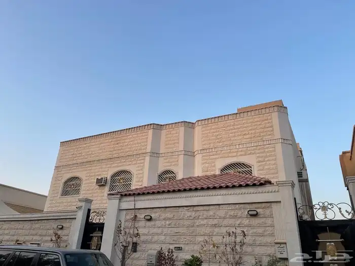 فيلا دور وثلاث شقق مساحة625 حي السعاده 49
