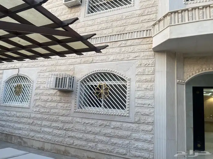 فيلا دور وثلاث شقق مساحة625 حي السعاده 38