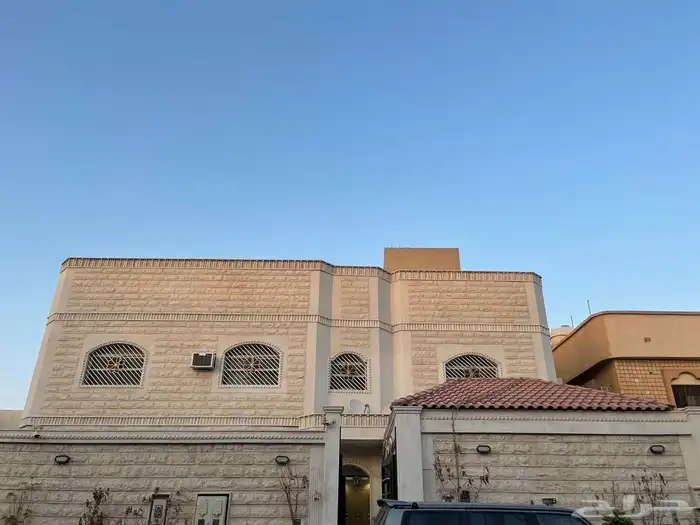 فيلا دور وثلاث شقق مساحة625 حي السعاده 44