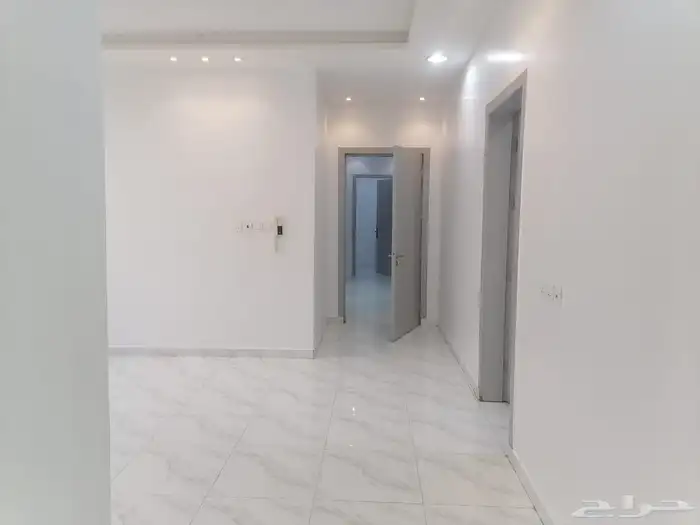 شقة للإيجار ست غرف في حي الرمال للتعمير 3
