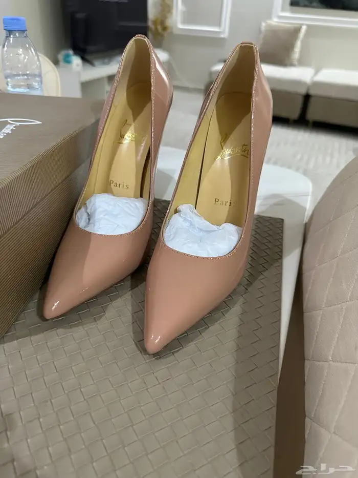 كعب نوع Christian louboutin مقاس 39 2